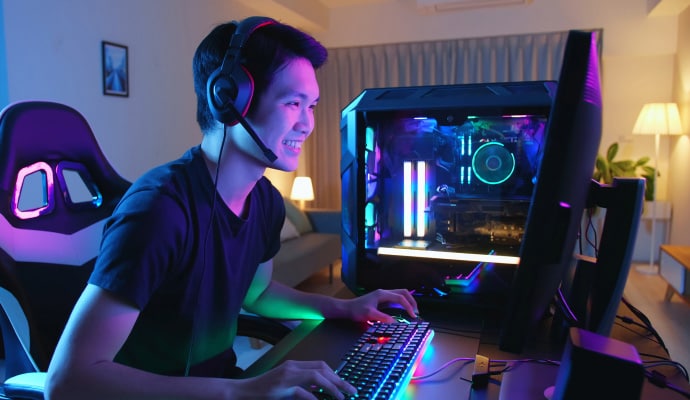 mand ved computer, der starter Norton 360 for Gamers