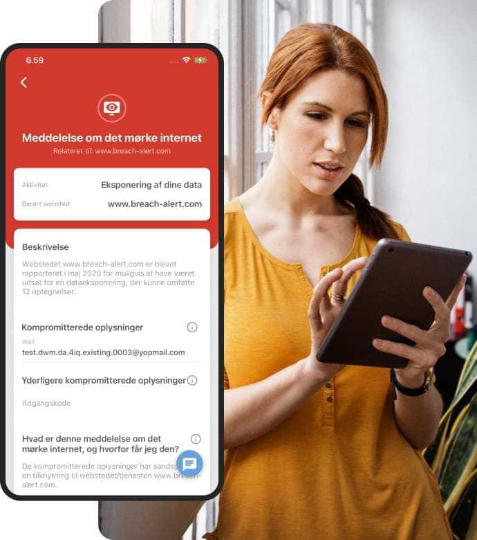 Kvinde holder tablet med nærbillede af skærm